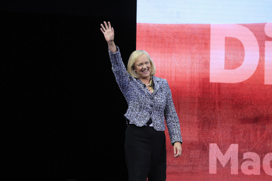 멕 휘트먼 HP엔터프라이즈 최고경영자(CEO)가 지난달 말 열린 영국 런던에서 열린 HPE 콘퍼런스 '디스커버2016'에서 청중들에게 인사하는 모습. HP엔터프라이즈 홈페이지